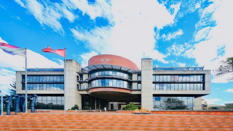 UJ 2027 Application | How to Apply, Courses & APS Requirements | NavyBlue